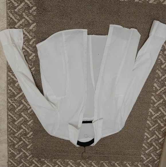 Shapely White Shirt - Picture 4 of 4